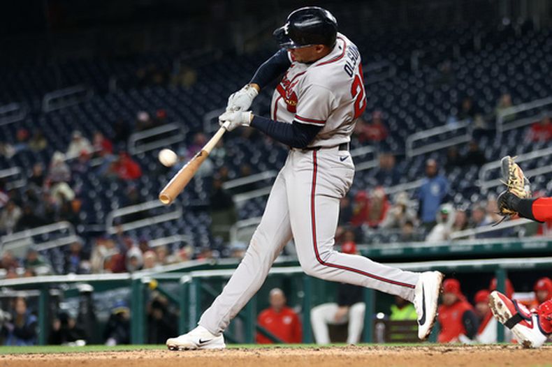 Matt Olson, de los Bravos de Atlanta, pega un elevado de sacrificio durante la novena entrada del juego de béisbol de Grandes Ligas contra los Nacionales de Washington, el lunes 20 de abril de 2026, en Washington. (AP Foto/Daniel Kucin Jr.)