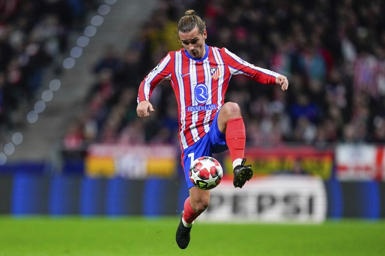 ARCHIVO - Antoine Griezmann del Atlético de Madrid controla el balón durante un partido de la Liga de Campeones, el 21 de enero de 2025, en Madrid. (AP Foto/Manu Fernández)