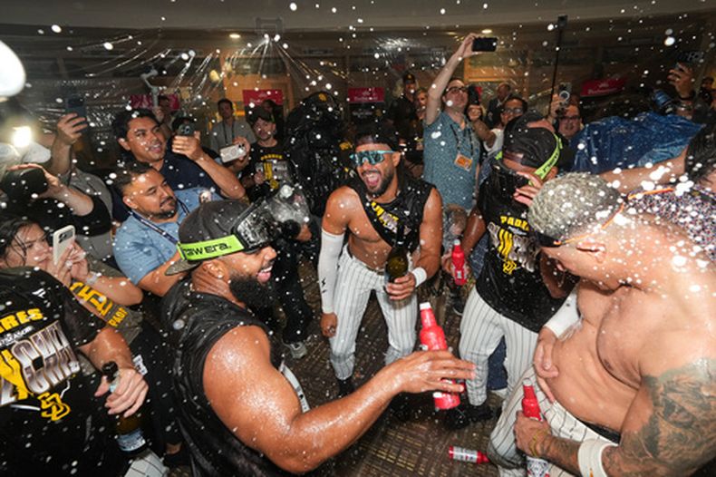 Fernando Tatis Jr. de los Padres de San Diego celebra con sus compañeros tras ganar la serie de comodines de la Liga Nacional ante los Cachorros de Chicago, el miércoles 30 de septiembre de 2026, en San Diego. (AP Foto/Gregory Bull)
