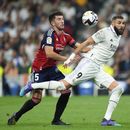 ARCHIVO - Foto del 2 de octubre del 2022, David García del Osasuna pelea por el balón con Karim Benzema del Real Madrid en el encuentro de liga en el Estadio Santiago Bernabeu. El viernes 5 de mayo del 2023, Real Madrid busca recuperar la senda del triunfo para la final de la Copa del Rey el sábado frente al Osasuna. (AP Foto/Manu Fernandez, Archivo)