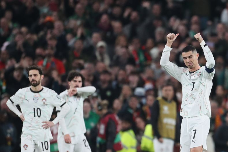 El delantero de Portugal Cristiano Ronaldo, derecha, sale del campo luego de ser expulsado en un partido por las eliminatorias mundialistas ante Irlanda en Dublín, el jueves 13 de noviembre de 2025. (AP Foto/Peter Morrison)