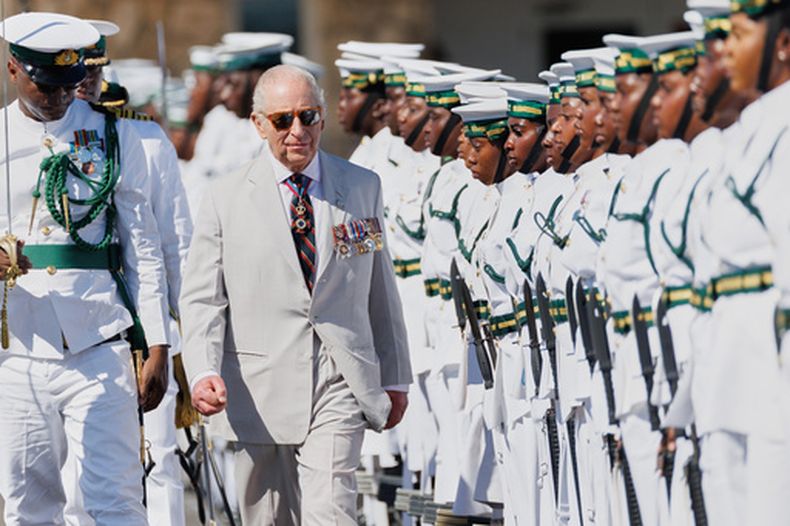 El rey Carlos III de Inglaterra al llegar a Nassau, Bahamas, el 28 de octubre del 2026. (AP foto/Tim Aylen)