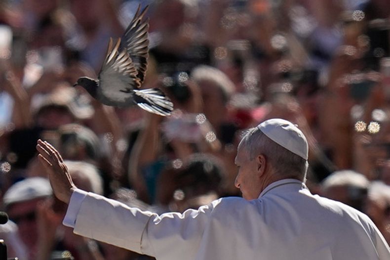 Una paloma pasa volando junto al papa León XIV a su llegada a la audiencia general semanal, en la Plaza de San Pedro del Vaticano, el 23 de septiembre de 2026. (AP Foto/Alessandra Tarantino)