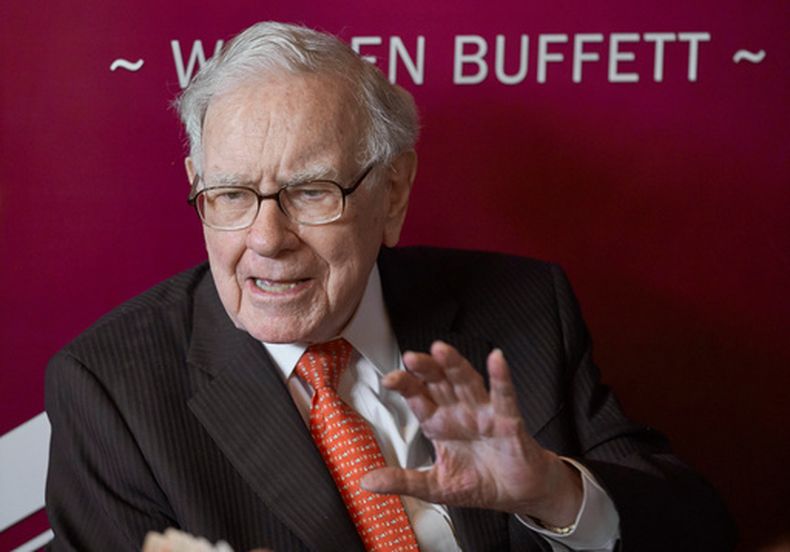 ARCHIVO - Warren Buffett, presidente y director general de Berkshire Hathaway, habla durante un partido de bridge tras la asamblea de accionistas anual de Berkshire Hathaway, el 5 de mayo de 2019, en Omaha, Nebraska. (AP Foto/Nati Harnik, archivo)