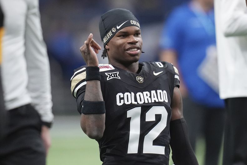 ARCHIVO - El receptor Travis Hunter (12) de la Universidad de Colorado previo al Alamo Bowl contra BYU, el 28 de diciembre de 2024, en San Antonio. (AP Foto/Eric Gay)