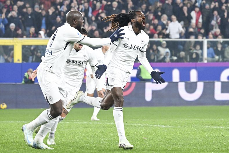 Andre-Frank Zambo Anguissa del Napoli celebra tras anotar en el encuentro ante el Genoa en la Serie A el sábado 21 de diciembre del 2024. (Tano Pecoraro/LaPresse via AP)
