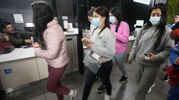 Migrantes colombianos deportados de Estados Unidos llegan al aeropuerto de El Dorado en Bogotá, Colombia, el martes 28 de enero de 2025. (AP Foto/Fernando Vergara)