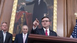 El presidente de la Cámara de Representantes de Estados Unidos, Mike Johnson, presenta a los reporteros una visión optimista respecto a la aprobación del gran proyecto de ley fiscal y de inmigración del presidente Donald Trump para el 4 de julio, en una conferencia de prensa en el Capitolio, Washington, el martes 24 de junio de 2025. (AP Foto/J. Scott Applewhite)
