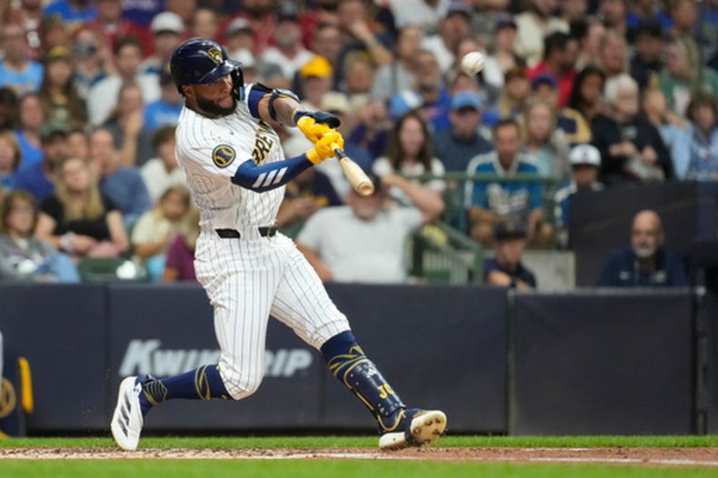 Jackson Chourio de los Cerveceros de Milwaukee batea un jonrón en la primera entrada ante los Rangers de Texas el sábado 29 de agosto del 2026. (AP Foto/Aaron Gash)