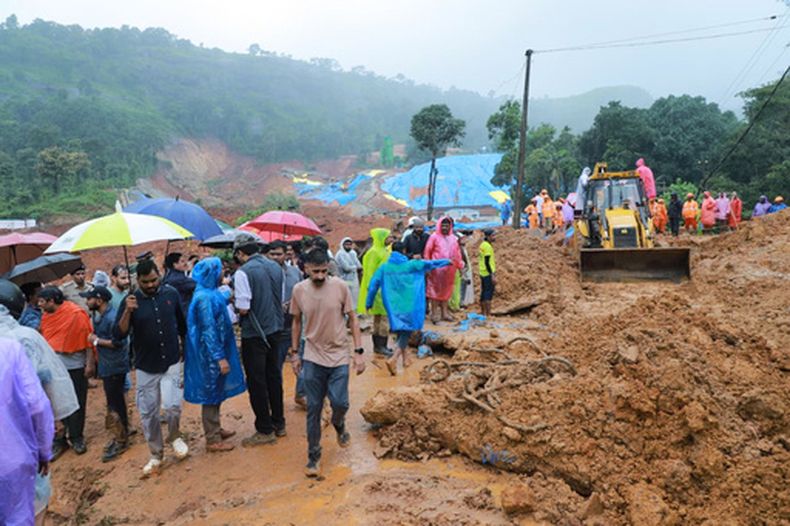La imagen, distribuida por el departamento de Relaciones Públicas de Kerala, muestra las operaciones de rescate tras un deslizamiento de tierras cerca del proyecto del túnel de Meppadi, en Wayanad, en el sur del estado de Kerala, India, el 7 de julio de 2026. (Departamento de Relaciones Públicas de Kerala via AP)