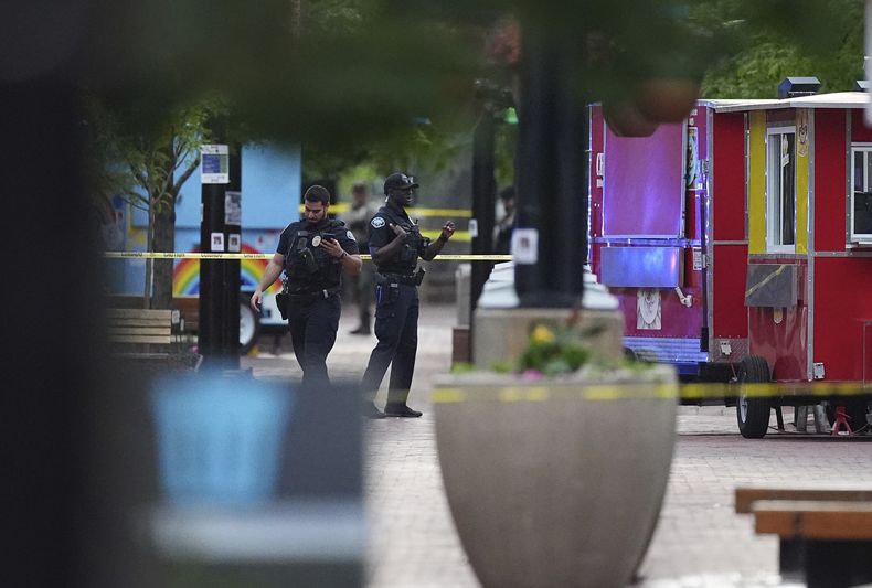 Agentes de policía investigan tras un ataque en el centro comercial Pearl Street, el domingo 1 de junio de 2025, en Boulder, Colorado. (AP Foto/David Zalubowski)