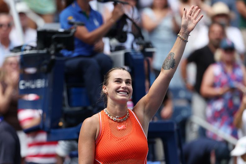 Aryna Sabalenka saluda tras derrotar a Kamilla Rakhimova en la tercera ronda del US Open, el viernes 4 de septiembre de 2026, en Nueva York. (AP Foto/Heather Khalifa)