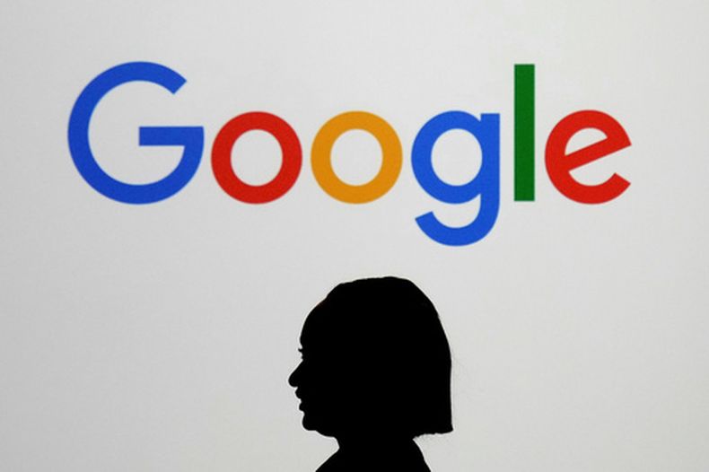 ARCHIVO – Una mujer camina frente a una pantalla gigante que muestra el logotipo de Google en un evento del Paris Google Lab en el margen de la cumbre AI Action en París, el 9 de febrero de 2025. (AP Foto/Thibault Camus, Archivo)