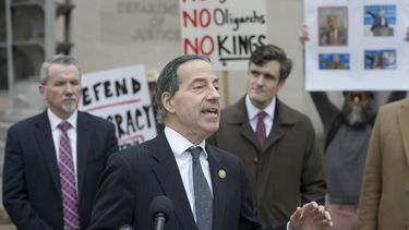 El representante demócrata de Maryland Jamie Raskin, miembro del Comité de Justicia de la Cámara de Representantes, habla durante una conferencia de prensa en el Departamento de Justicia, el viernes 14 de marzo de 2025 en Washington. (AP Foto/Rod Lamkey, Jr.)