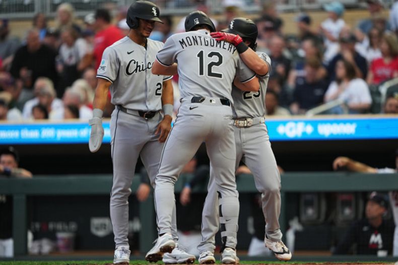 Colton Montgomery, de los Medias Blancas de Chicago, festeja con sus compañeros Braden Montgomery (24) y Andrew Benintendi (23) luego de batear un cuadrangular ante los Mellizos de Minnesota, el viernes 28 de agosto de 2026 (AP Foto/Ellen Schmidt)