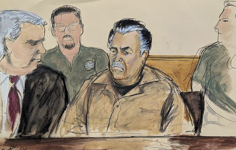 ARCHIVO - En este boceto Ismael El Mayo Zambada, en el centro, está sentado junto a su abogado defensor Frank Pérez, a la izquierda, en un tribunal federal en el distrito de Brooklyn de Nueva York, el 13 de septiembre de 2024. (Elizabeth Williams vía AP, Archivo)