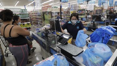 EEUU agrega 2,5 millones de empleos y desempleo baja a 13,3%