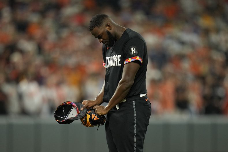 El relevista dominicano de los Orioles de Baltimore, Félix Bautista reacciona luego de un lanzamiento durante el juego ante los Rockies de Colorado en Baltimore. Viernes 25 de agosto de 2023. (AP Foto/Julio Cortez)