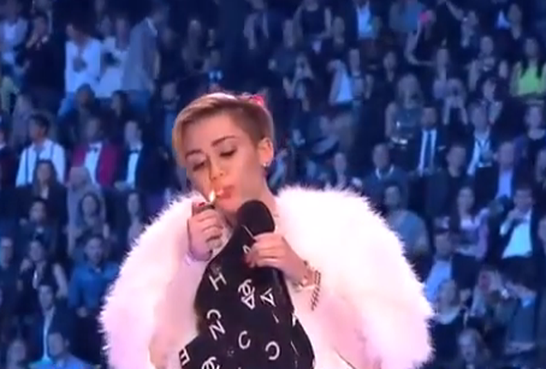 Miley Cyrus celebra con marihuana su premio en los MTV Europa  La cantante volvió a llamar la atención en una ceremonia, aunque esta vez no fue su vestido
