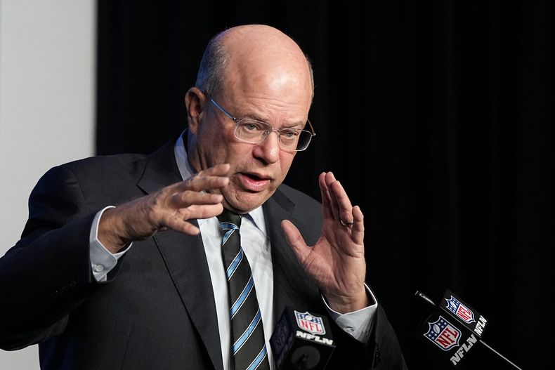 David Tepper, propietario de los Panthers de Carolina, habla durante la conferencia de prensa del equipo de la NFL, el martes 28 de noviembre de 2023, en Charlotte, Carolina del Norte. (AP Foto/Chris Carlson)