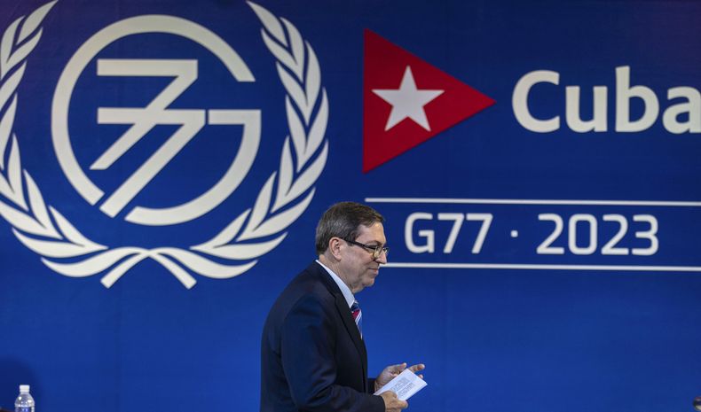El ministro de Relaciones Exteriores cubano Bruno Rodríguez se marcha después de dar una conferencia de prensa sobre la próxima cumbre del G77 + China en La Habana, Cuba, el miércoles 13 de septiembre de 2023. (AP Foto/Ramón Espinosa)