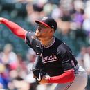 Cade Cavalli, abridor de los Nacionales de Washington, trabaja frente a los Rockies de Colorado en la primera entrada del juego de béisbol de Grandes Ligas del miércoles 22 de julio de 2026, en Denver. (AP Foto/David Zalubowski)
