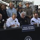 El gobernador de Texas, Greg Abbott, promulga tres iniciativas de ley el lunes 18 de diciembre de 2023, en un sitio ubicado frente al muro fronterizo, en Brownsville, Texas. (AP Foto/Valerie Gonzalez)