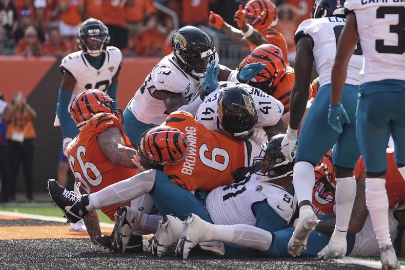 Jake Browning (6), quarterback de los Bengals de Cincinnati, se cuela a la zona de anotación para lograr un touchdown durante la segunda mitad del partido de la NFL en contra de los Jaguars de Jacksonville, el domingo 14 de septiembre de 2025, en Cincinnati. (AP Foto/Carolyn Kaster)
