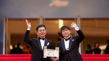 Goro Miyazaki, izquierda, y Kenichi Yoda posan para retratos con la palma de oro honoraria para el Studio Ghibli al llegar a la premiere de la película The Apprentice en la 77a edición del Festival de Cine de Cannes en Francia el lunes 20 de mayo de 2024. (Foto Vianney Le Caer/Invision/AP)