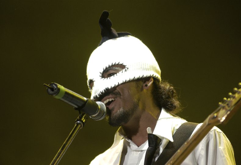 ARCHIVO - El cantante mexicano Rubén Gallo Albarrán del grupo Café Tacvba se presenta en el estadio Foro Sol durante su concierto en el festival Vive Latino en la Ciudad de México, el 11 de mayo de 2003. (Foto AP/Claudio Cruz, archivo)