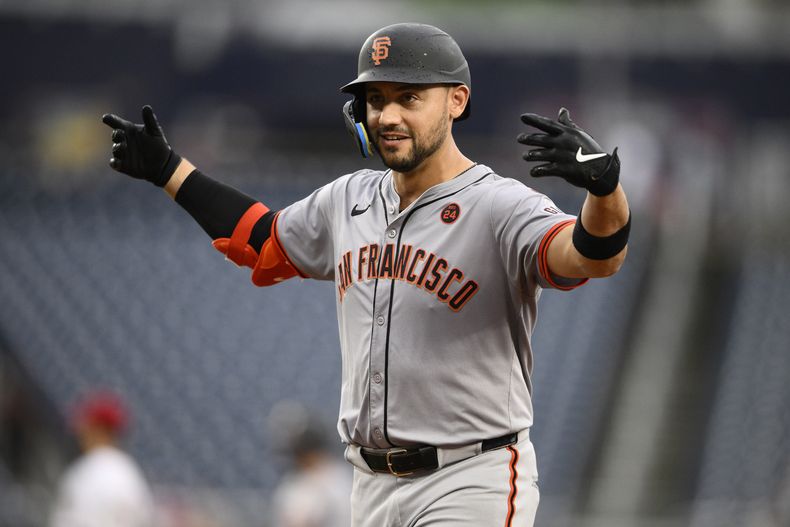 Michael Conforto, de los Gigantes de San Francisco, festeja tras pegar un sencillo productor de dos carreras en el décimo inning del juego ante los Nacionales de Washington, el jueves 8 de agosto de 2024 (AP Foto/Nick Wass)