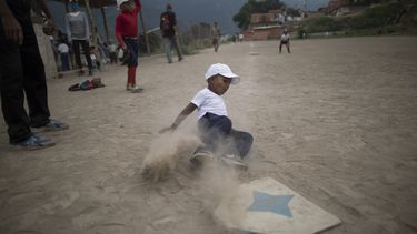 Entre tropiezos y demoras, se grita play ball en Venezuela