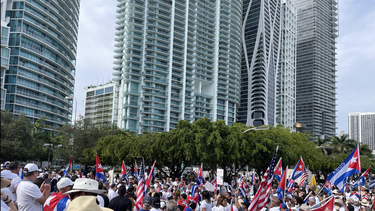 cubanos de miami salen a las calles en apoyo a la marcha del 15 de noviembre