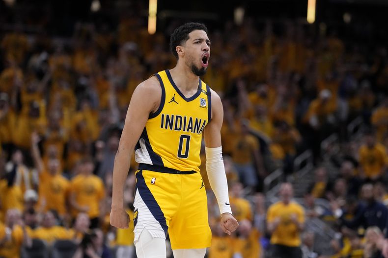 El armador de los Pacers de Indiana, Tyrese Haliburton celebra luego de encestar un triple durante la segunda mitad del Juego 6 de la serie de segunda ronda en la postemporada de la NBA ante los Knicks de Nueva York, el viernes 17 de mayo de 2024, en Indianápolis. (AP Foto/Michael Conroy)