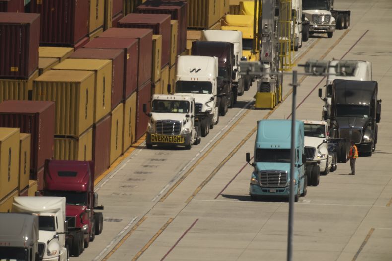 Camiones esperando para cargar contenedores en el puerto de Los Ángeles, el miércoles 9 de abril de 2025 en Los Ángeles. (AP Foto/Damian Dovarganes)