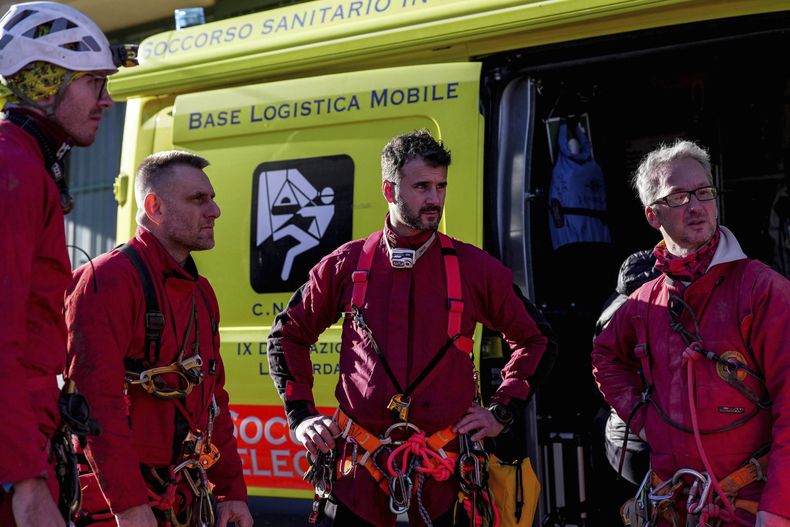 Personal de emergencia participa en una operación de rescate para liberar a Ottavia Piana, una experta espeleóloga que quedó atrapada cuando exploraba la cueva de Bueno Fonteno, cerca de Bérgamo, Italia, el domingo 15 de diciembr de 2024 (Foto by Spada/LaPresse via AP)