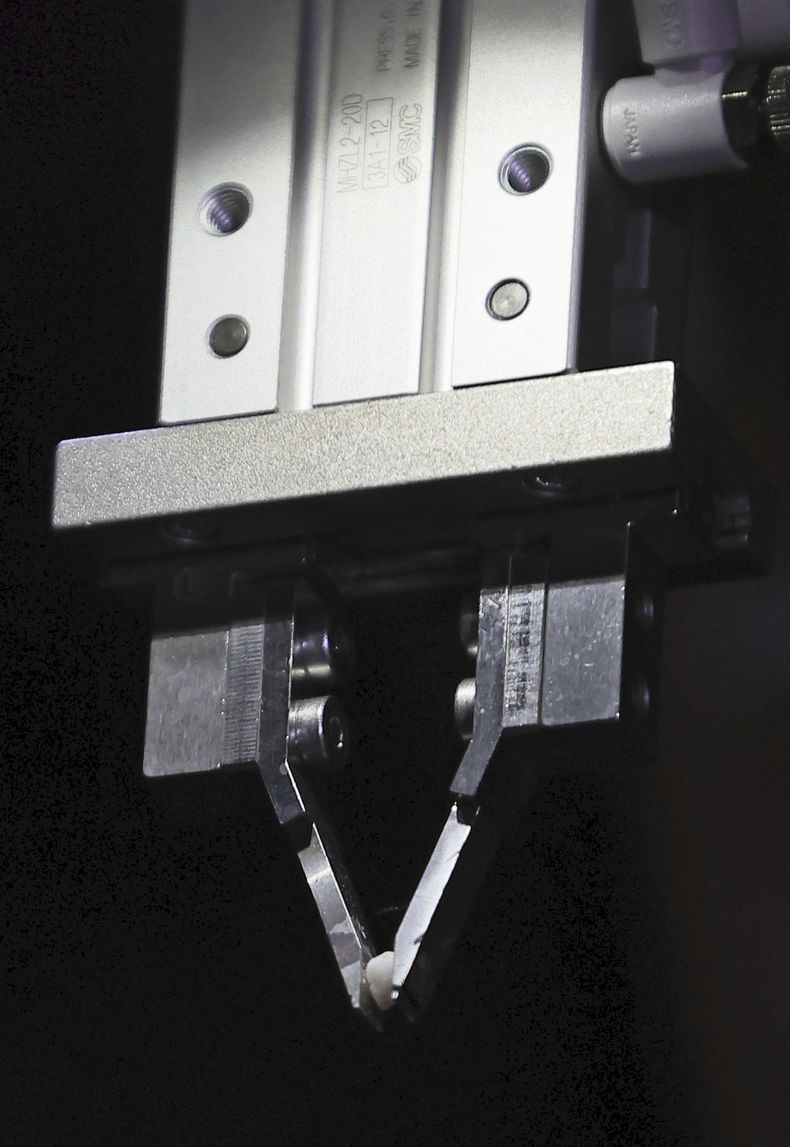 Un dispositivo para sacar escombros de un reactor en la dañada planta nuclear Fukushima hace una demostración, en Kobe, Japón, el 28 de mayo del 2024. (Kyodo News via AP)