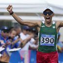 El mexicano José Doctor festeja su presea de oro en los 20 kilómetros de marcha el domingo 2 de julio de 2023, en San Salvador (AP Foto/Arnulfo Franco)