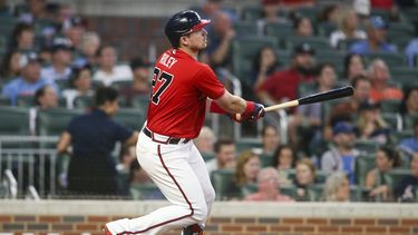 Encendido con el bate, Riley da triunfo a Bravos