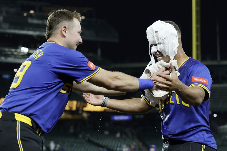 Cal Raleigh embarra crema de afeitar en el rostro de su compañero Harry Ford, quien empujó la carrera decisiva ante los Angelinos de Los Ángeles el jueves 11 de septiembre de 2025 (AP Foto/John Froschauer)