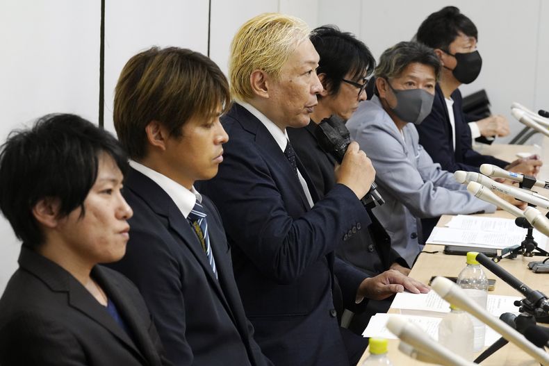 Acusadores del productor japonés de agrupaciones de chicos Johnny Kitagawa, señalado por abuso sexual, en una conferencia de prensa en Tokio el lunes 4 de septiembre de 2023. Un grupo de hombres que dicen haber sido abusados sexualmente por el productor expresaron el lunes su esperanza de que su compañía acepte proporcionar compensación financiera e introducir medidas para evitar que estos incidentes se repitan. (Foto AP/Eugene Hoshiko)