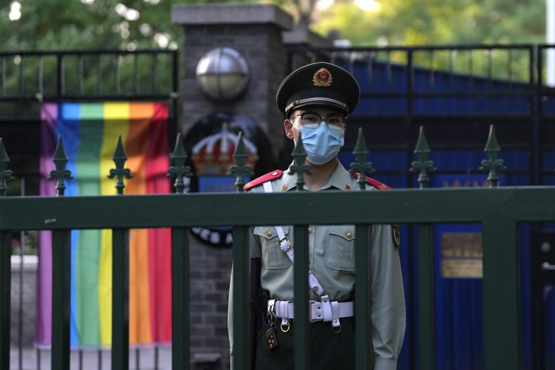 Un policía paramilitar chino hace guardia frente a la embajada sueca durante la ceremonia inaugural de la Semana de la Diversidad en Beijing, el viernes 12 de mayo de 2023. El Centro LGBT de Beijing se convirtió el lunes 15 de mayo de 2023 en la organización más reciente que se ve obligada a cerrar bajo una campaña de represión del gobierno del presidente chino Xi Jinping. (AP Foto/Ng Han Guan)