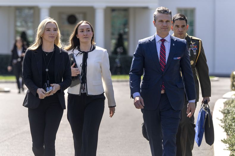 El secretario de Defensa estadounidense Pete Hegseth (segundo desde la derecha) en la Casa Blanca en Washington el 21 de marzo del 2025. (AP foto/Mark Schiefelbein)