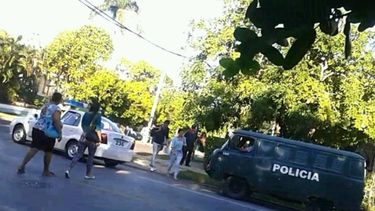 cubanos visan pasaportes bajo vigilancia policial
