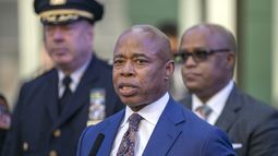 ARCHIVO - El alcalde de Nueva York, Eric Adams, habla en Times Square durante una rueda de prensa el 30 de diciembre de 2022. (AP Foto/Ted Shaffrey, Archivo)