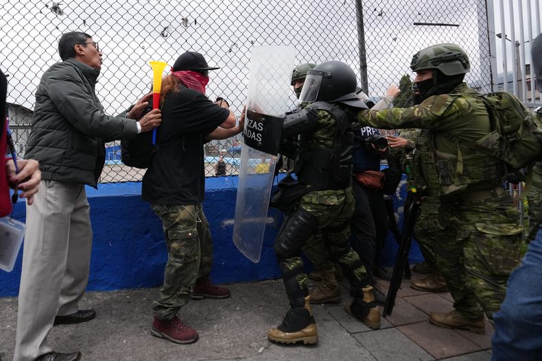 Manifestantes se enfrentan a soldados durante una protesta contra el gobierno del presidente Daniel Noboa, el domingo 12 de octubre de 2025, en Quito, Ecuador. (AP Foto/Dolores Ochoa).