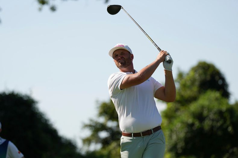 Wyndham Clark sale hacia el hoyo 15 en la segunda ronda del BMW Championship el viernes 21 de agosto de 2026 en San Luis (AP Foto/Jeff Roberson)