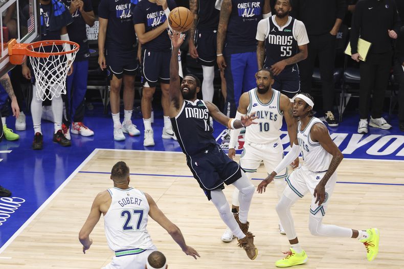 El base de los Mavericks de Dallas Kyrie Irving avanza hacia la canasta en el juego 1 de las finales de la Conferencia Oeste ante los Timberwolves de Minnesota el miércoles 22 de mayo del 2024. (AP Foto/Matt Krohn)