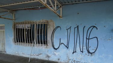ARCHIVO – Las siglas del Cártel Jalisco Nueva Generación cubren la fachada de una vivienda abandonada en El Limoncito, en el estado mexicano de Michoacán, el 30 de octubre de 2021. (AP Foto/Eduardo Verdugo, Archivo)
