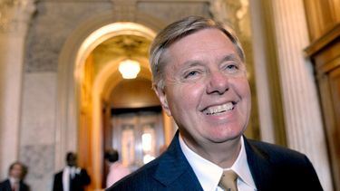El senador republicano por Carolina del Sur, Lindsey Graham, habla con la prensa en el Capitolio, el 8 de mayo de 2012, en Washington. (AP Foto/Susan Walsh, Archivo)